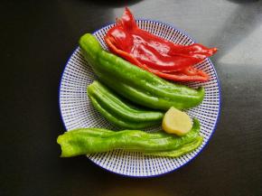 准备红椒，青椒，生姜，洗净。