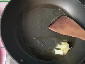 锅内放油，将生姜爆香。