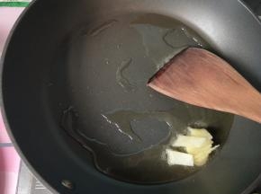 锅内放油，将生姜爆香。
