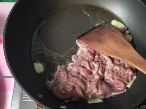 放入猪肝，大火爆炒。