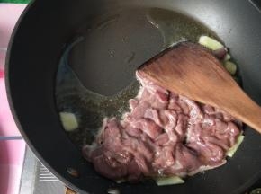 放入猪肝，大火爆炒。