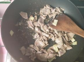 炒断生后盛出。