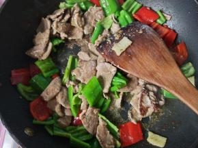 放入猪肝，翻炒。