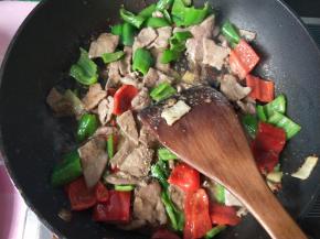 放鸡精，翻炒。