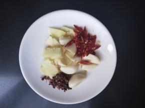 准备大蒜，花椒，干辣椒，生姜，生姜切片，干辣椒切丝。