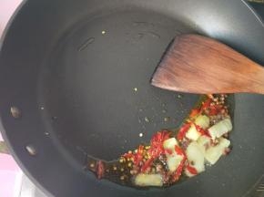 干辣椒，生姜，放入锅中爆香，放豆瓣酱炒香（这一步我没有拍照）
