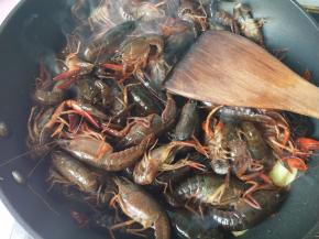 放入小龙虾，翻炒。