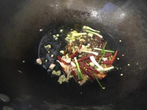 倒出锅里的开油，锅留底油，放入大蒜、葱白、干辣椒、花椒爆香