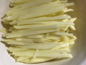 土豆洗净去皮后切成1厘米见方的丝（千万别太切细了，太细的经过高油温后，口感会很柴的）这么大吃着就外酥里嫩哦。