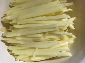 土豆洗净去皮后切成1厘米见方的丝（千万别太切细了，太细的经过高油温后，口感会很柴的）这么大吃着就外酥里嫩哦。