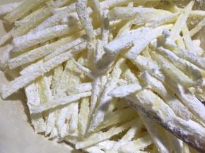 加入淀粉，拌匀（拌至每根土豆丝都均匀的裹满淀粉）