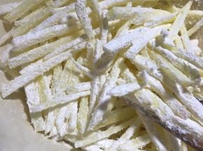 加入淀粉，拌匀（拌至每根土豆丝都均匀的裹满淀粉）
