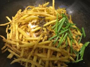 调入，盐、胡椒粉、味精、葱叶，翻拌均匀即可