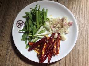 将大蒜去皮切碎，香葱洗净切段，干辣椒切丝备用