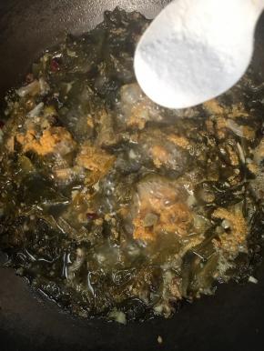 加入胡椒粉、盐大火烧开，中火煮5分钟