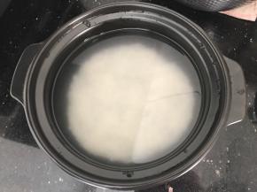 半碗米洗米水备用
大米洗净放入砂锅，加入清水备用