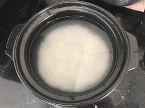 半碗米洗米水备用
大米洗净放入砂锅，加入清水备用