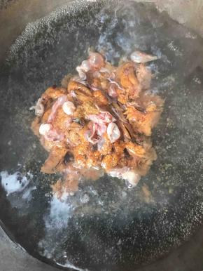 锅中注入清水，加入少许盐，料酒，加入鱼杂煮沸