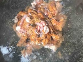 锅中注入清水，加入少许盐，料酒，加入鱼杂煮沸