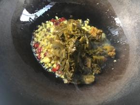 加入酸菜，煸炒出香味