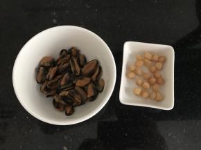 早上起来，准备好淡菜，瑶柱（我是给儿子中午煮的）