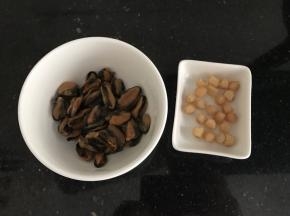 早上起来，准备好淡菜，瑶柱（我是给儿子中午煮的）