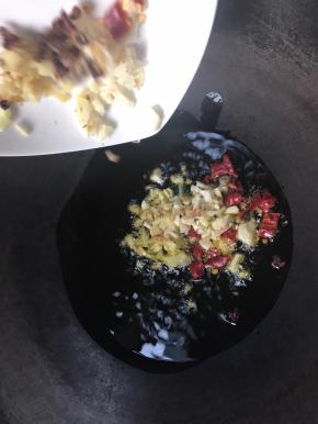 锅烧热油，加入姜、蒜、花椒、干辣椒，爆香