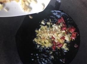 锅烧热油，加入姜、蒜、花椒、干辣椒，爆香