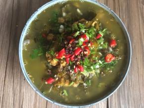 再加入葱、小米椒、花椒