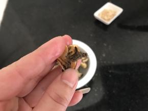 淡菜泡软后，把中间心里面那一小撮毛球拔掉