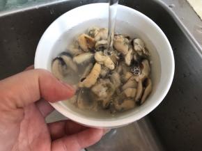 然后再清水清洗2遍，洗干净泥尘杂质