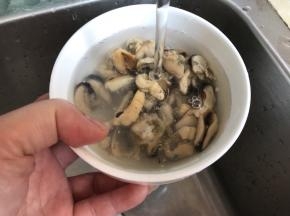 然后再清水清洗2遍，洗干净泥尘杂质