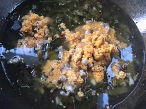 加入煮过的鱼杂