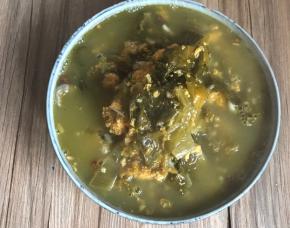 将煮好的鱼杂酸菜汤，起锅装碗