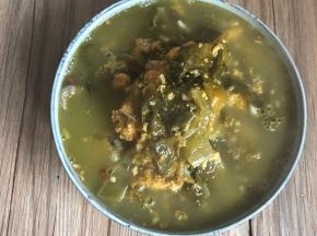 将煮好的鱼杂酸菜汤，起锅装碗