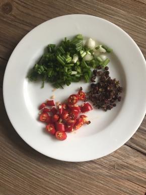 再将小米椒洗净切碎，花椒备用