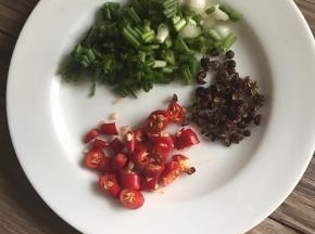 再将小米椒洗净切碎，花椒备用