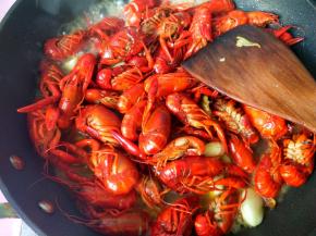 放一碗清水，焖煮。