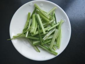 准备芹菜，切段。