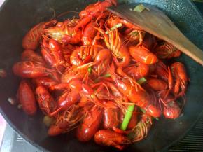 翻炒均匀，放鸡精，可以出锅啦！