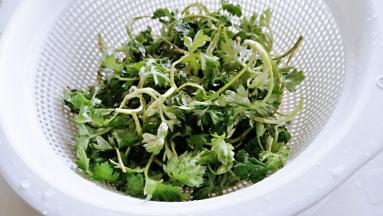 艾草去掉杂叶清洗干净。