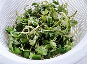 艾草去掉杂叶清洗干净。