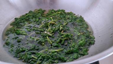 锅中放入小苏打，放入艾草进行焯水。