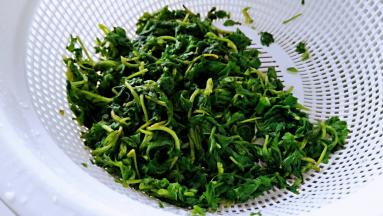 捞出艾草用凉水冲一下。