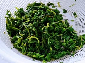 捞出艾草用凉水冲一下。