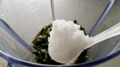 艾草放入料理机中，放入猪油，砂糖。