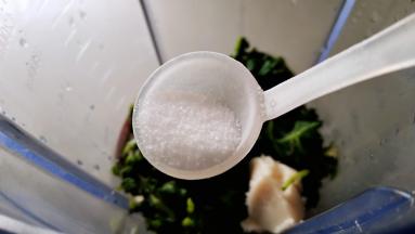 在放入盐，清水半碗。