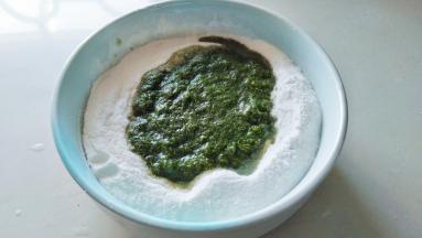 大碗中放入糯米粉，倒入艾草汁，艾草汁分次倒入，别一下子倒多了。