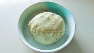 揉成软硬适中的面团，盖上保鲜膜以防风干。