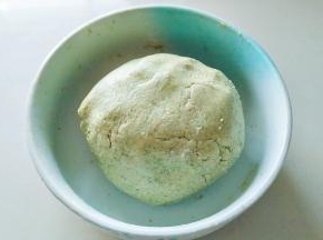揉成软硬适中的面团，盖上保鲜膜以防风干。